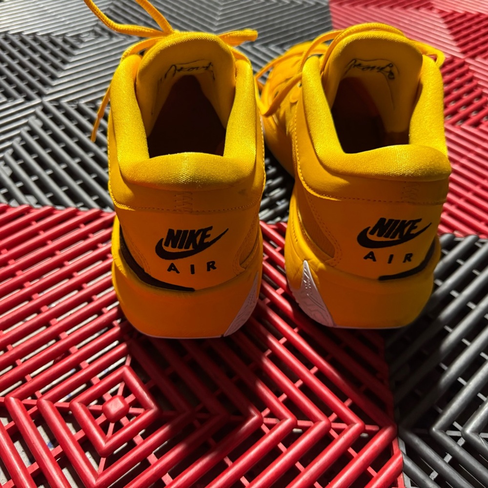 Nike - Picture 3 of 3